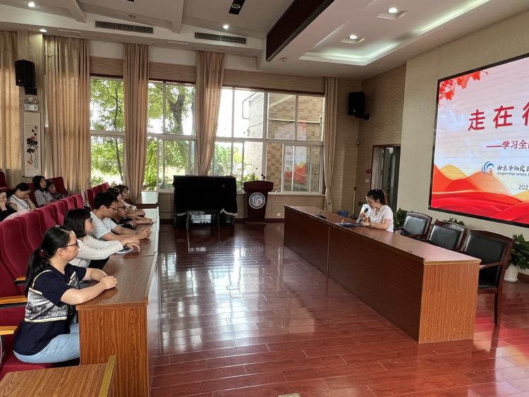 【江畔先锋】走在行知路上—学习全国教书育人楷模杨瑞清同志事迹_html_53bc4f96.jpg