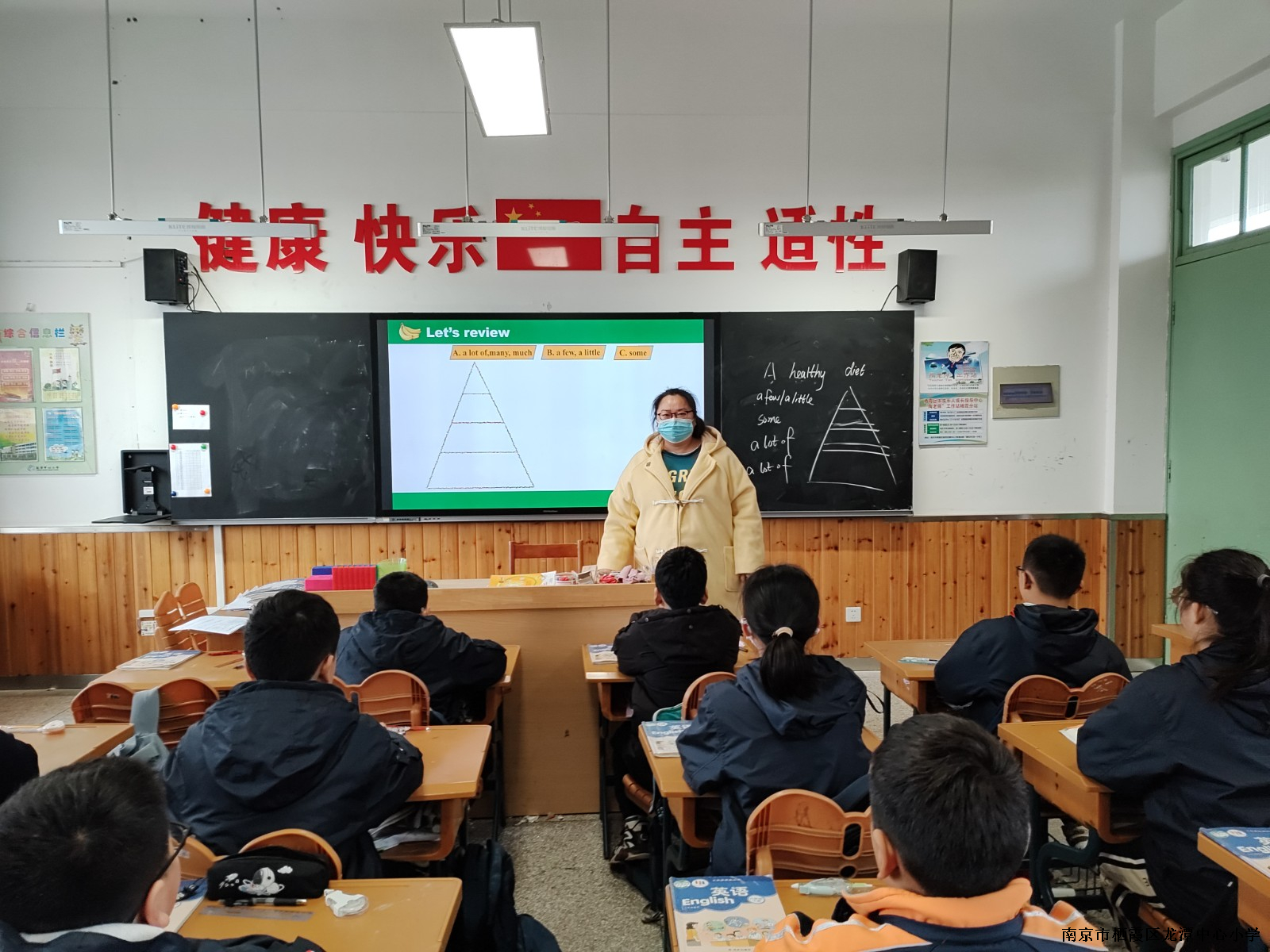 【灵美龙小•江畔】关注学生，丰富活动