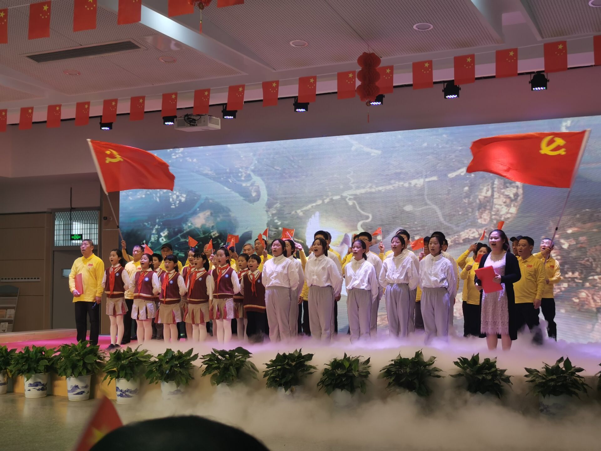 合唱《在灿烂阳光下》表演.jpg