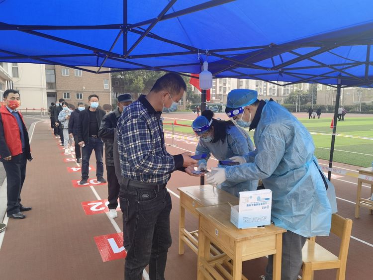 【江畔先锋·特色活动】同心抗疫,龙潭中心小学江畔人家校区教师积极参加抗疫志愿服务_html_1e96aee9.jpg