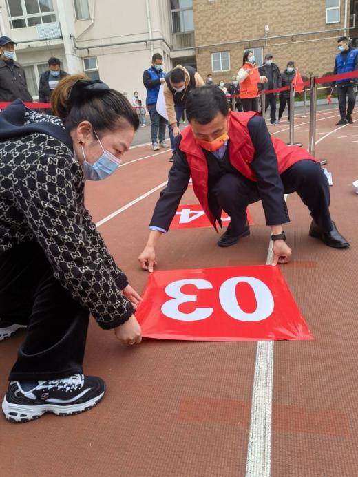 【江畔先锋·特色活动】同心抗疫,龙潭中心小学江畔人家校区教师积极参加抗疫志愿服务_html_m406fe69d.jpg
