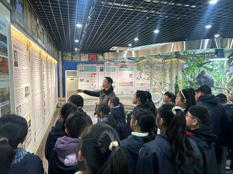 2025.3.12探秘珍稀动植物，邂逅奇妙大自然——龙潭中心小学开展“知行”校外实践活动_html_7969159f.jpg