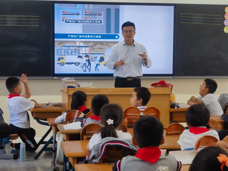 【灵美龙小】家校共育 携手同行——龙潭中心小学校外劳动辅导员进校园活动_html_72c2e30d.jpg