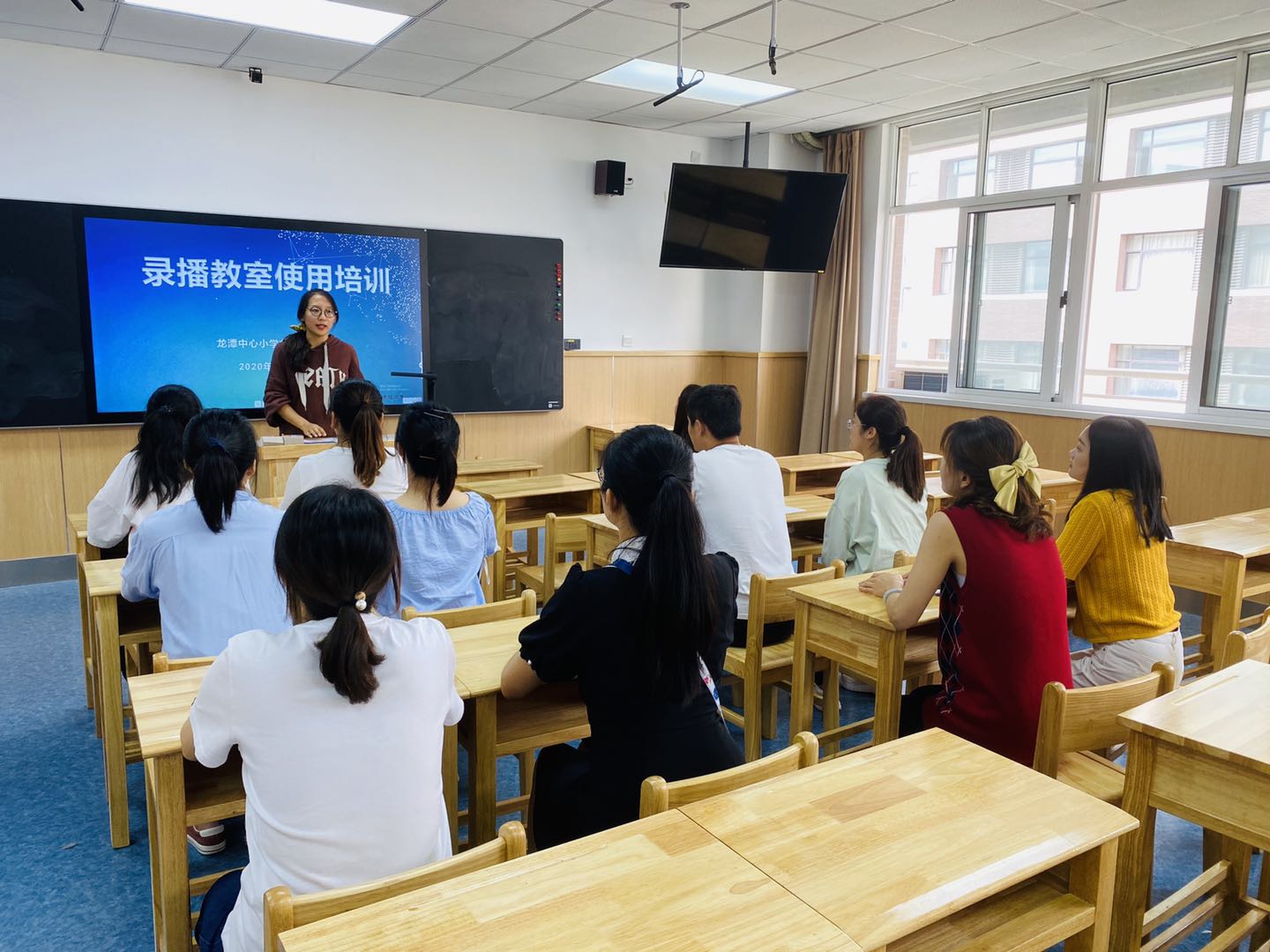 【灵美龙小·龙岸】录播教室使用培训  ——龙岸花园校区9月信息化培训报道