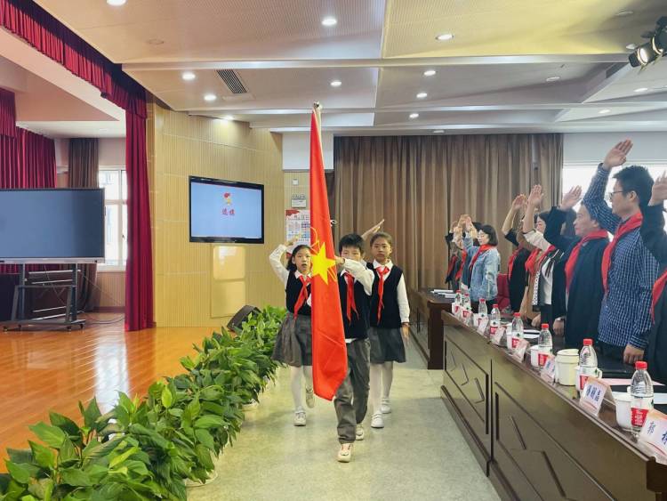 【灵美龙小】筑梦新时代 争做好队员—龙潭中心小学召开第五次少先队代表大会员_html_4391fefe.jpg