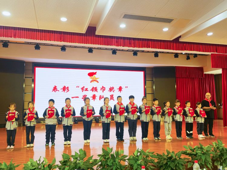 【灵美龙小】筑梦新时代 争做好队员—龙潭中心小学召开第五次少先队代表大会员_html_311f40ec.jpg