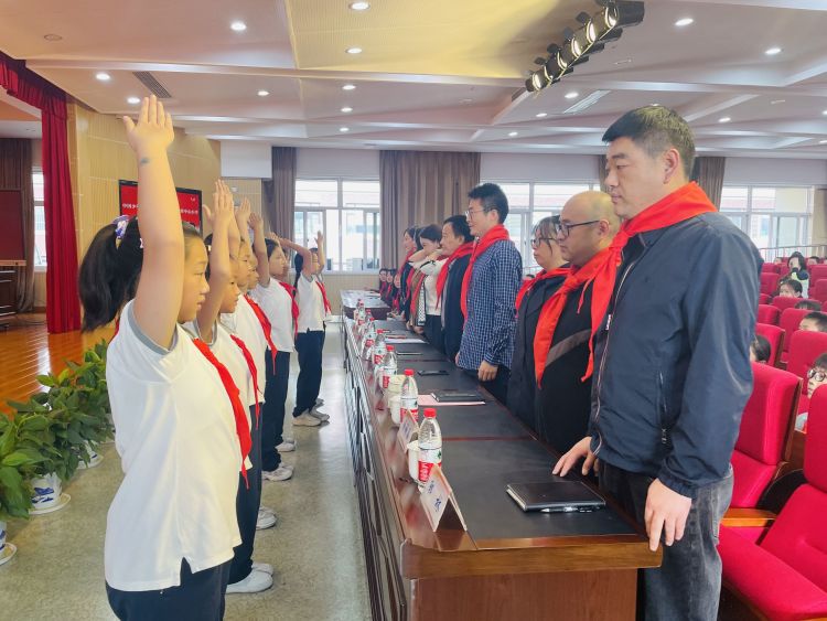 【灵美龙小】筑梦新时代 争做好队员—龙潭中心小学召开第五次少先队代表大会员_html_m27e23f98.jpg