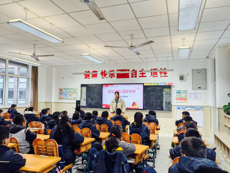 【灵美龙小】勿忘国耻 圆梦中华——龙潭中心小学举办“勿忘国耻 圆梦中华”主题教育活动_html_m81f56e3.jpg