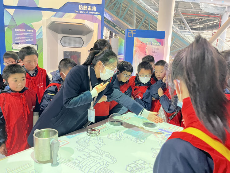 【江畔先锋·团队活动】童心探奥秘，科学启智慧——龙潭中心小学江畔人家分校少先队员代表走进南京科技馆_html_m3c569270.jpg