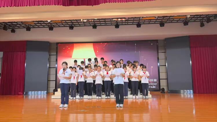 2025.9.29童声颂祖国 薪火永相传——龙潭中心小学开展“红领巾爱祖国”校园朗诵比赛_html_4ee8ccc.jpg