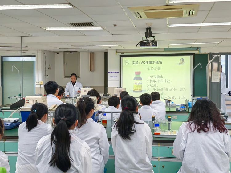 2025.10.22 探秘化工奇趣世界 点燃少年科学梦想——龙潭中心小学开展栖霞“知行”校外社会实践基地活动_html_m6976d645.jpg