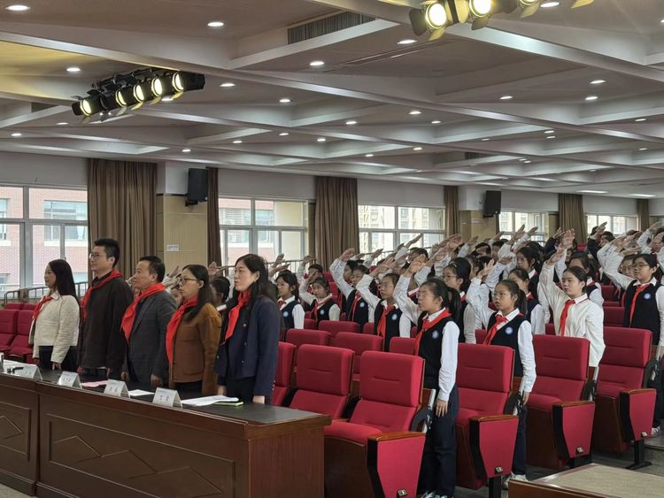 2025.10.22 强国复兴有我 争当新时代好少年 ——龙潭中心小学召开第七次少先队代表大会_html_m9fbdda4.jpg
