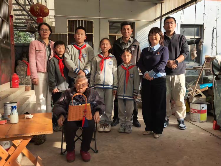 【江韵先锋·团队活动】情暖重阳，传承美德——记长江小学“我们的节日·重阳”主题系列活动