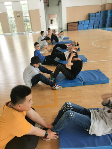 【灵美龙小·体育】一仰一卧 尽显风采—龙潭中心小学第三届“校长杯”仰卧起坐比赛