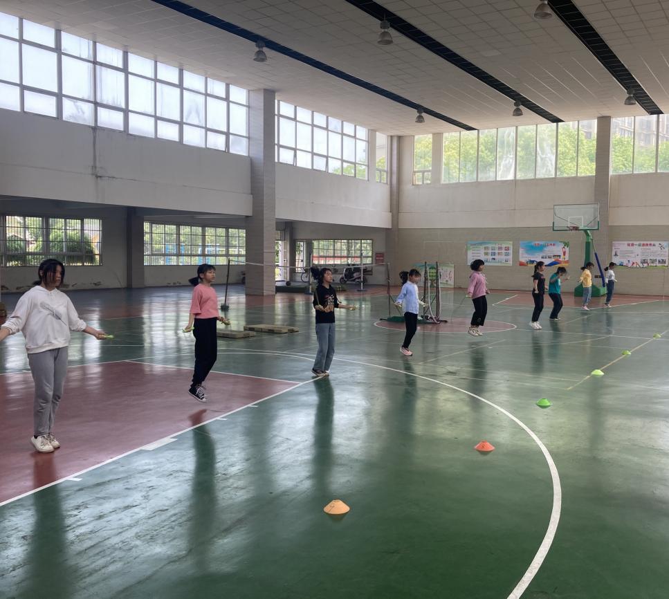 【灵美龙小·江畔体育】“绳”采飞扬 舞动健康—龙潭中心小学江畔人家校区第二届“校长杯”跳绳比赛