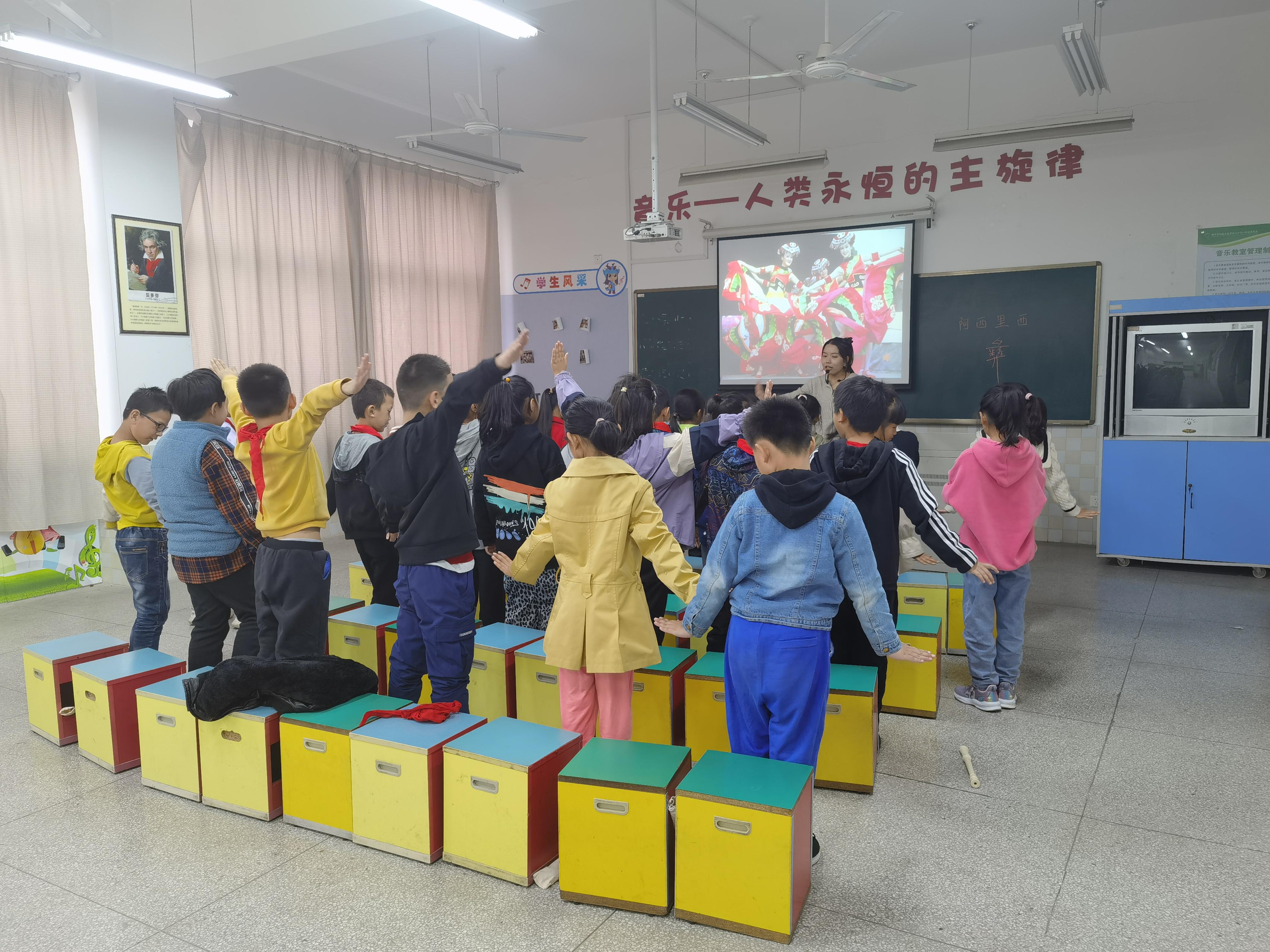 【灵美龙小·江畔音乐】竖笛课堂教学激发学生兴趣促进素质教育  ——音乐组教研活动（二）