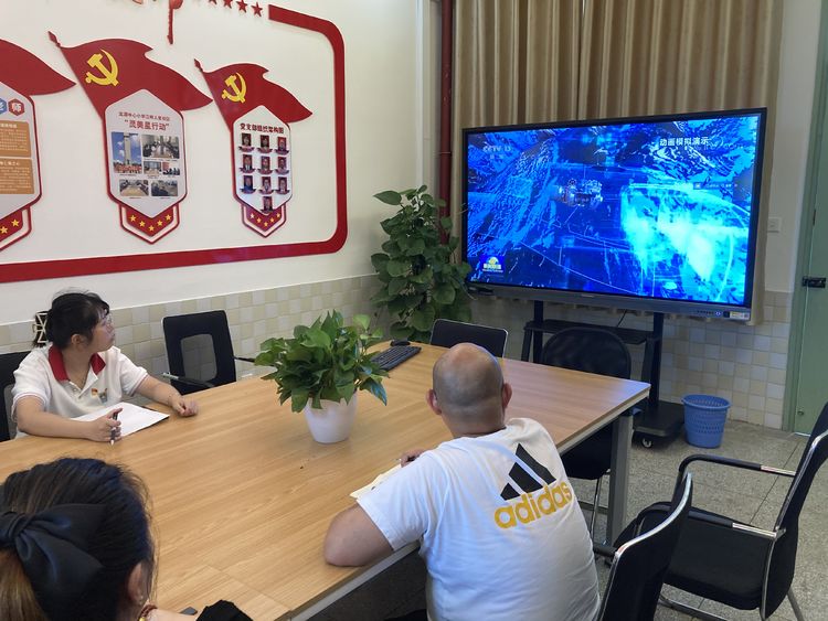 【江畔先锋】党员突击队 铸造中国“心”—龙潭中心小学江畔人家校区组织收看优秀共产党员事迹_html_m2f589dbf.jpg