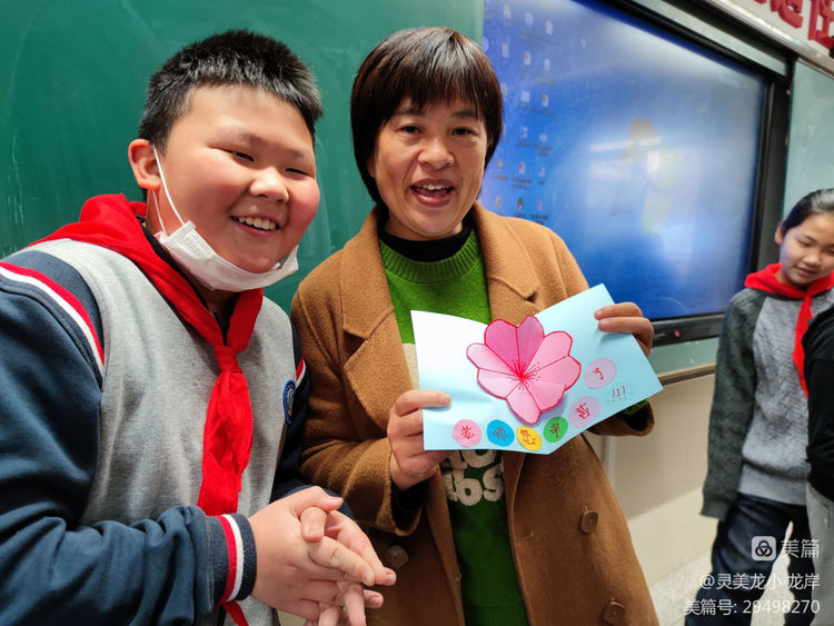 【灵美龙小&middot;龙岸】最真的爱送给最美的您——龙潭中心小学龙岸花园校区开展三八妇女节感恩系列活动_html_702fadea.jpg
