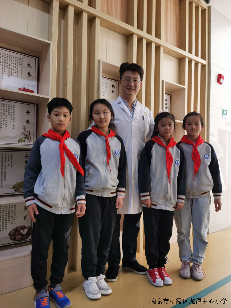 【江韵先锋·特色活动】访劳模名医  探岐黄魅力——长江小学中草药研学系列活动之走进社区医院