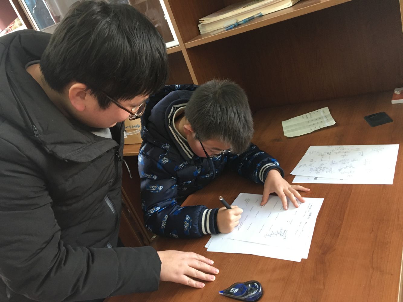 【江畔先锋·特色活动】党员教师志愿帮扶 助力期末考试—龙潭中心小学江畔人家校区“灵美星”行动