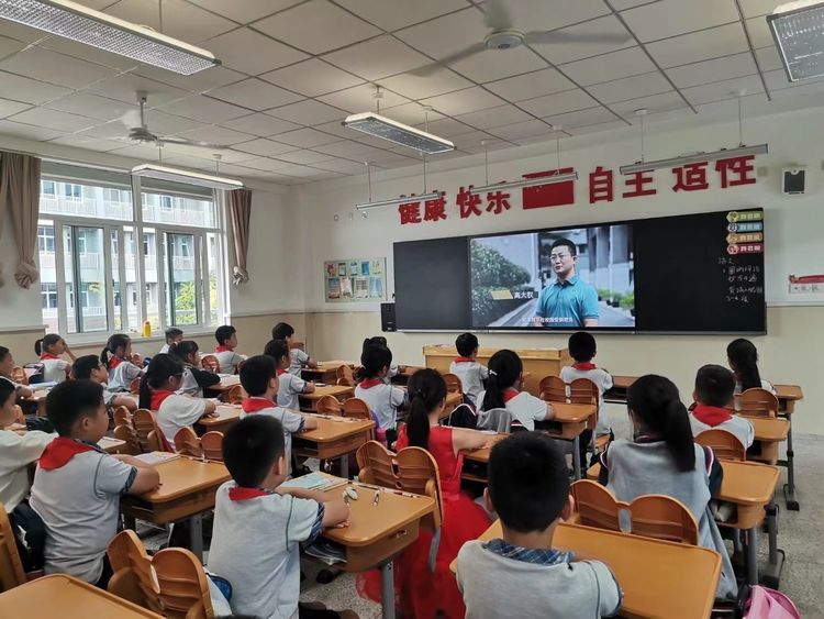 【灵美龙小】开学第一课，送法进校园——龙潭中心小学组织观看《开学法治第一课》_html_m7afa5805.jpg