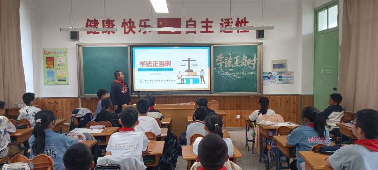 【江畔先锋·团队活动}法治宣传周 学法正当时 ——龙潭中心小学江畔人家分校法治宣传周活动_html_6a87ec6a.jpg