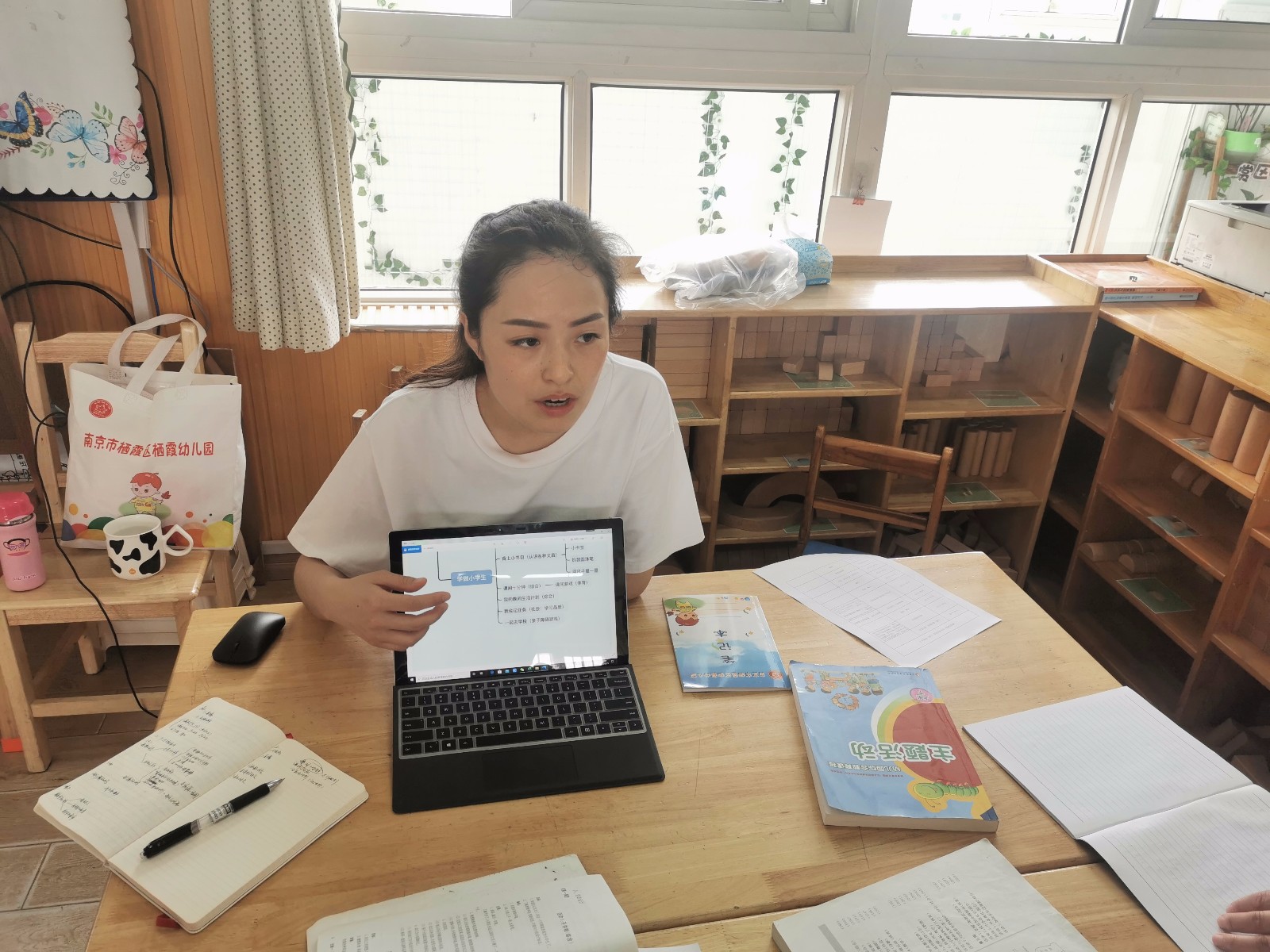 【枫香栖幼】共研共进促成长 ——记栖霞幼儿园红枫园大班年级组会议