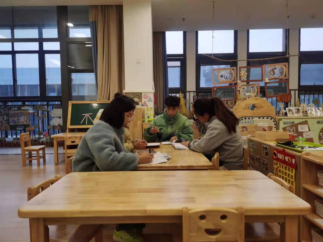 【枫香栖幼】课程审议引反思 主题研讨促成长  ——栖霞幼儿园翡翠天域园大班年级组课程审议活动