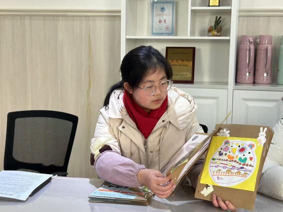 250110成长轨迹档间绘 幼儿时光乐回忆——栖霞幼儿园石埠湾园成长档案评比活动_html_38beec2e.jpg