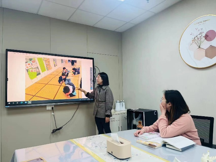 230928探室内晨锻 享儿童成长——栖霞幼儿园翡翠天悦园室内晨锻教研活动_html_120eddec.jpg
