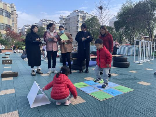 221123巧手自制 玩转晨间——栖霞幼儿园五福园自制晨锻器械评比_html_67f49313.jpg