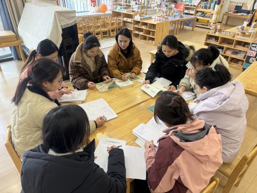 250213同审议 共成长——记栖霞幼儿园翡翠天域园大班组课程审议活动_html_1fe3099f.jpg