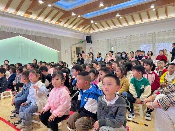 240419防校园欺凌 为成长护航——栖幼五福园法治副校长进校园家长普法活动_html_m576cc454.jpg