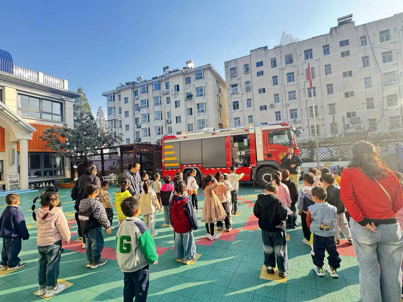 251111筑牢消防墙 安全护成长——记栖霞幼儿园红枫分园消防应急疏散演练活动_html_m3de9b344.jpg