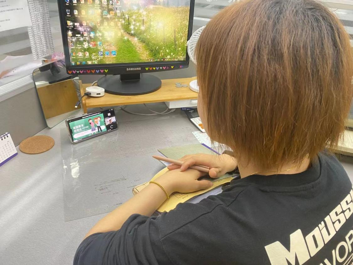 220513法制护航 陪伴成长——栖霞幼儿园翡翠天域园家长学校法制宣传活动_html_m39bd49b4.jpg