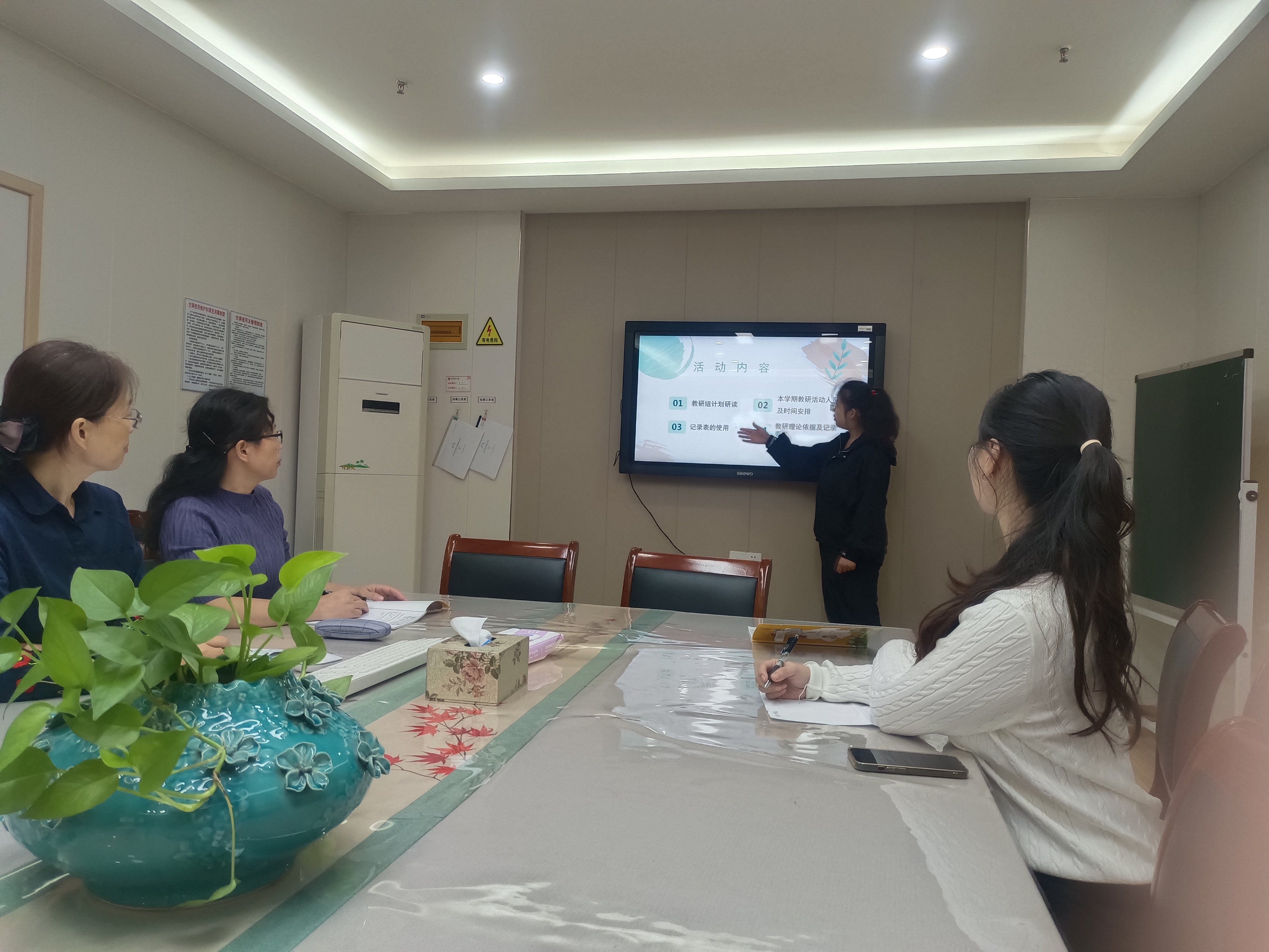 230922“语”你同行 “研”续成长——栖幼红枫分园语言教研组活动（一）插照片_html_5589f821.jpg