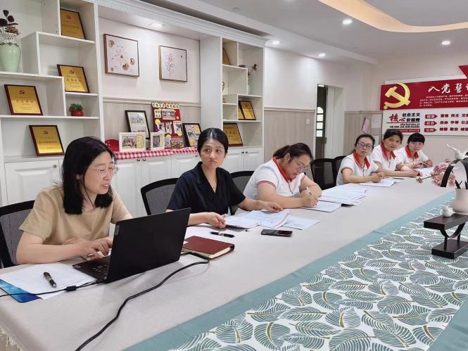 220606加强教职工们认知度 构建幼儿平安线——记栖霞幼儿园石埠湾园教职工传染病预防培训 万紫薇_html_310e3f4.jpg