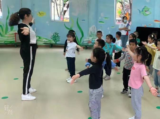 220923 结队帮扶 共促成长——栖霞幼儿园协同燕华园跟班指导帮扶活动_html_m39b80d43.png