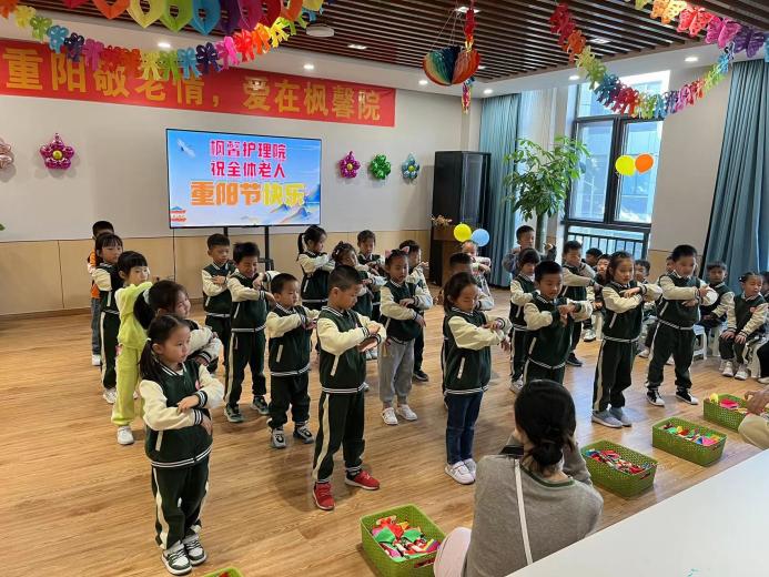 【枫香栖幼】爱在重阳日 情暖叙浓情  ——栖霞幼儿园石埠湾园教师志愿者活动