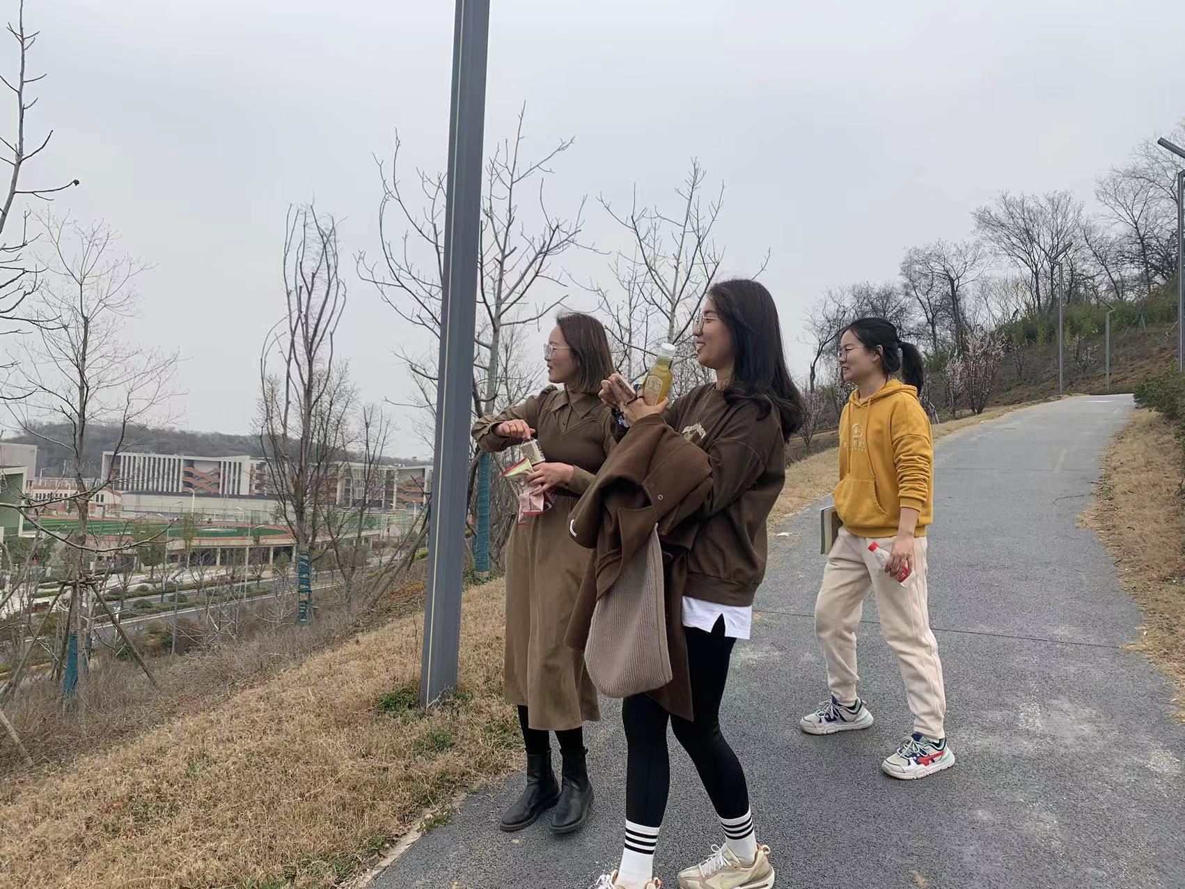 230308聚焦社区资源 助力师幼成长——栖霞幼儿园翡翠天悦园中班年级组课程审议活动（二）(2)_html_333e199c.jpg