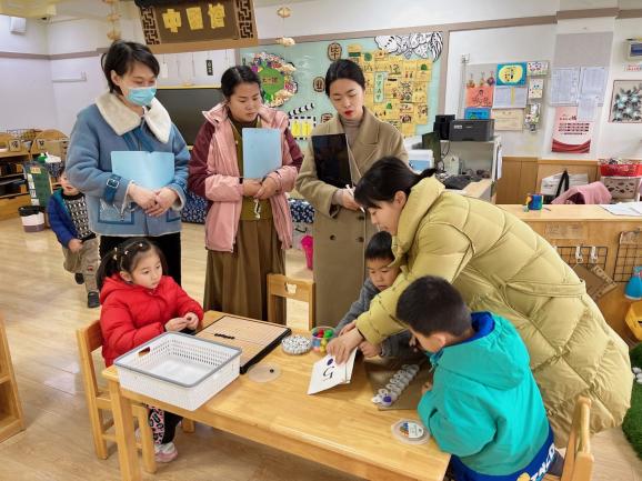 230324奇思妙想 寓“教”于乐——记栖霞幼儿园五福园教师自制教玩具评比活动_html_1f3f911a.jpg