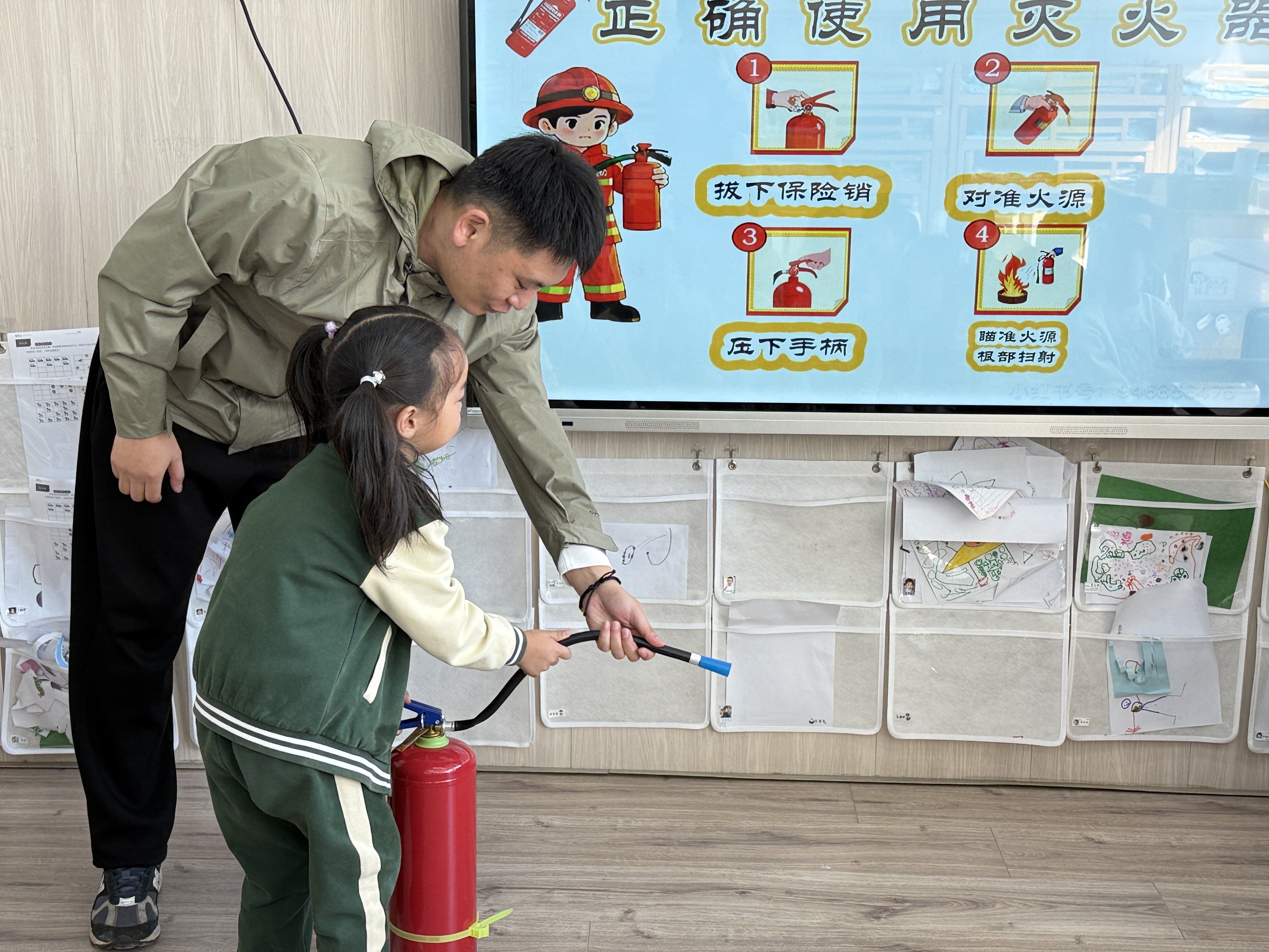 251023消防零距离 安全伴我行——栖霞幼儿园石埠湾园中一班家长助教活动 刘子慧_html_11ccf5fc.jpg