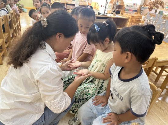 20251010守护健康 预防先行--栖霞幼儿园五福园手足口病应急演练docx_html_m2b84a7f5.jpg