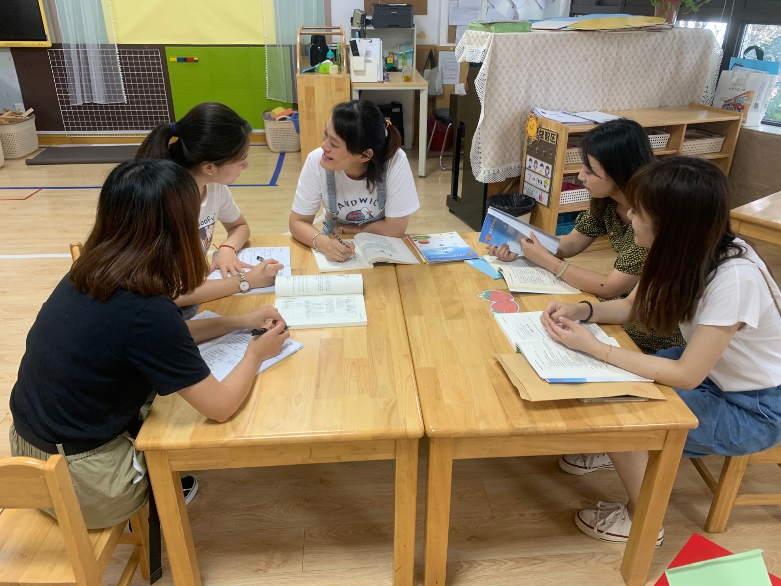 【枫香栖幼】聚焦主题 推进实施  ——栖霞幼儿园五福园小班年级组课程审议活动