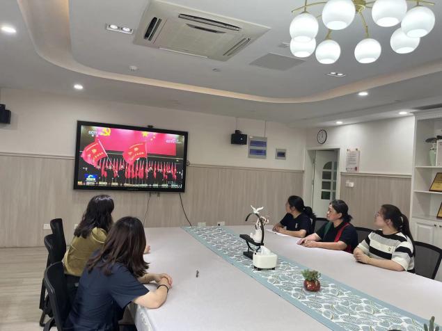 20220630 栖幼党支部组织观看优秀共产党员事迹专题节目_html_74d743ff.jpg