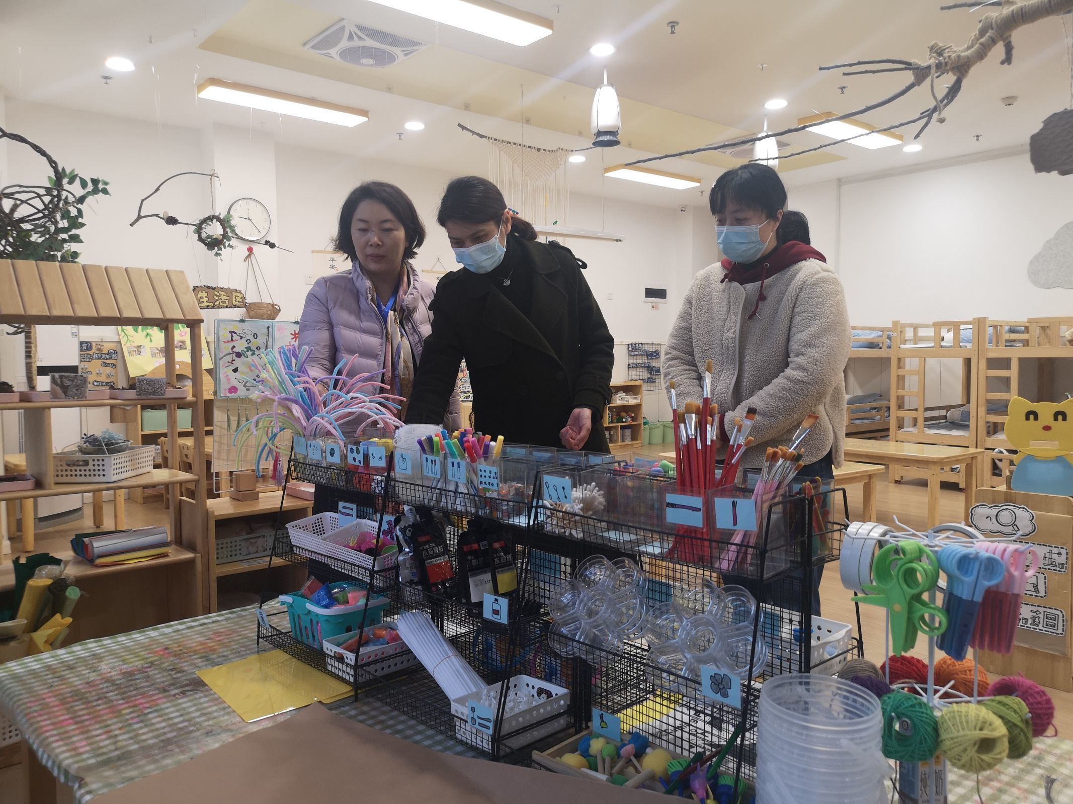 230322 督导检查促前行 各项工作稳落实——栖霞幼儿园翡翠天域园迎接区督学工作检查_html_36ccbcc4.jpg