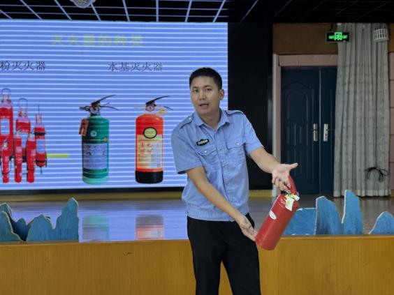 250823强化消防意识 筑牢安全防线——栖霞幼儿园五福园消防安全培训_html_m369745b6.jpg