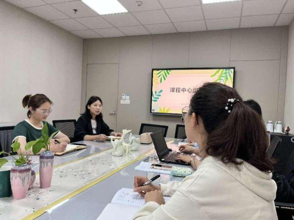230428紧跟脚步 立足审议——记栖霞幼儿园翡翠天悦园课程中心组教研活动_html_m68cd3d91.jpg