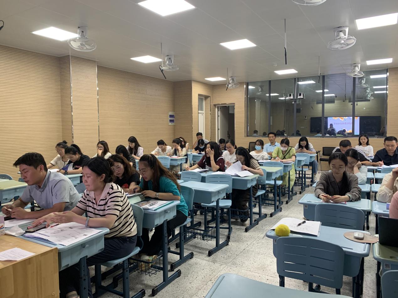 【博学广志】书香润心灵 阅读促成长——数学组暑期读书分享_html_m8b552a6.jpg