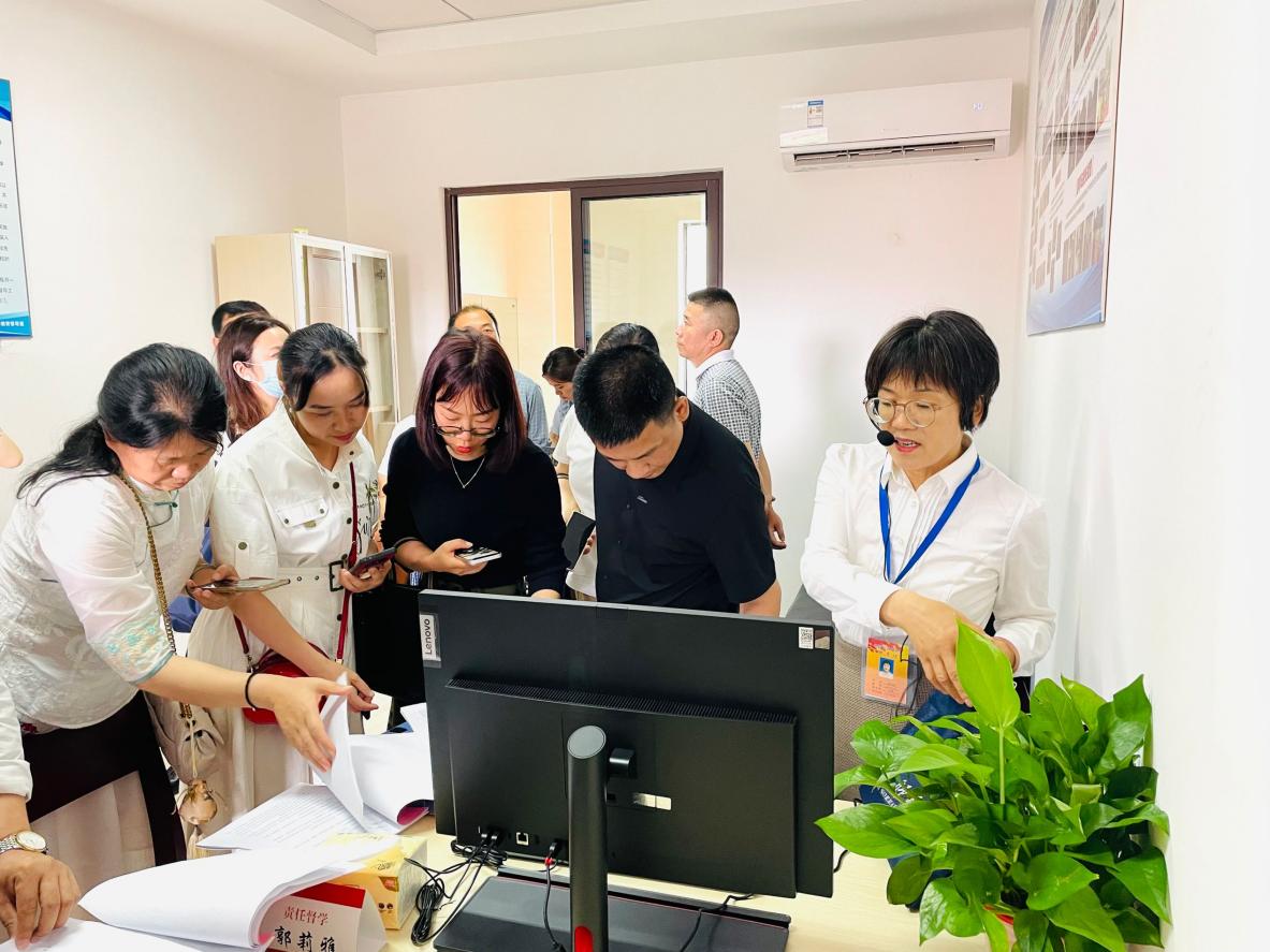 督学促成长，携手共提升——记湖南省教育督导干部（督学）能力提升研修班学员莅临金陵小学（仙林湖校区）参观指导_html_437055cb.jpg
